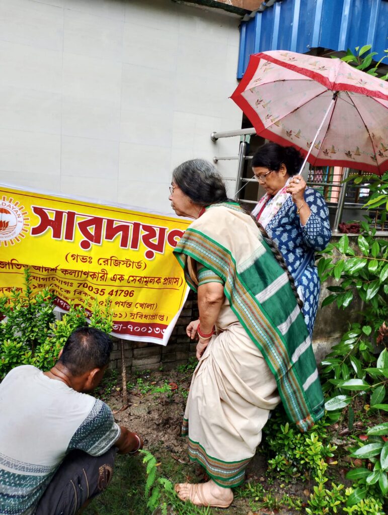 প্রকৃতি দিবস উপলক্ষে সারদায়ণের পক্ষ থেকে মাইকেলন কালীমাতার মন্দির প্রাঙ্গণে বৃক্ষরোপণ অনুষ্ঠান