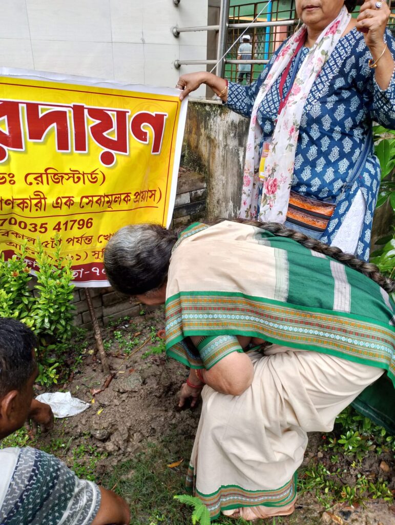 প্রকৃতি দিবস উপলক্ষে সারদায়ণের পক্ষ থেকে মাইকেলন কালীমাতার মন্দির প্রাঙ্গণে বৃক্ষরোপণ অনুষ্ঠান